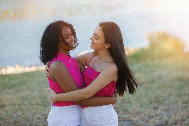 Çok ırklı arkadaşlar yazın birlikte güzel bir gün geçiriyorlar.