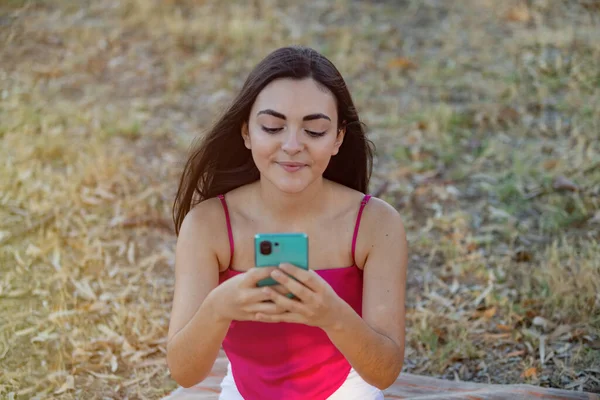 Menina Morena Bonita Campo Usando Telefone Inteligente — Fotografia de Stock