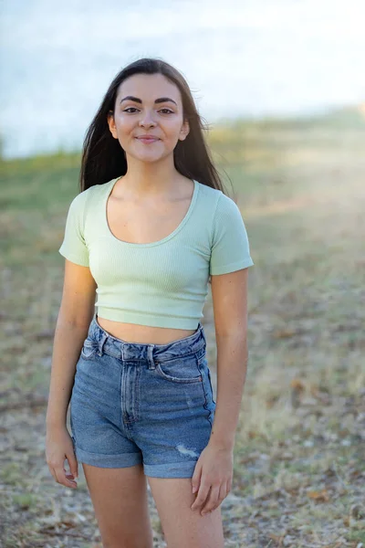 Genç Spanyol Kız Parkta Mutlu Bir Şekilde Gülümsüyor — Stok fotoğraf
