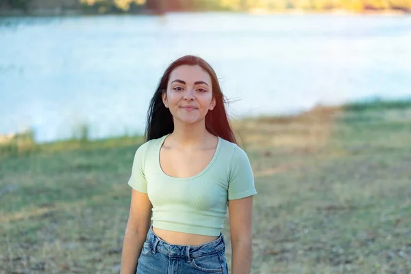 Joven Chica Hispana Sonriendo Feliz Pie Parque —  Fotos de Stock