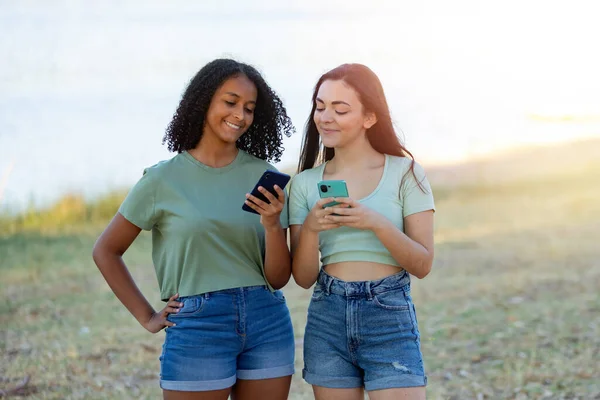 Amigos Felices Mirando Teléfono Inteligente Durante Día Verano —  Fotos de Stock