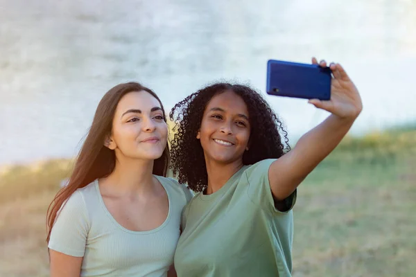 Happy Friends Looking Smartphone Summer Day — Stock Photo, Image