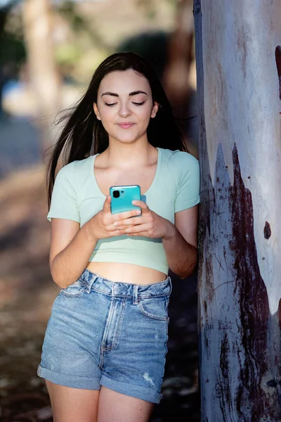 Hermosa Chica Morena Campo Usando Teléfono Inteligente —  Fotos de Stock