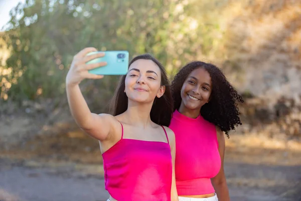 Des Amis Heureux Prenant Selfie Avec Smartphone Pendant Une Journée — Photo