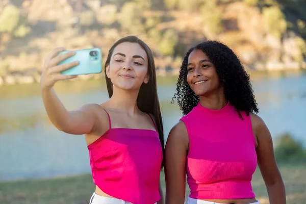 Happy Friends Taking Selfie Smartphone Summer Day — Stock fotografie