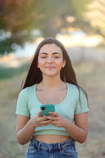 Mooi Brunette Meisje Het Platteland Met Behulp Van Smart Phone Stockfoto