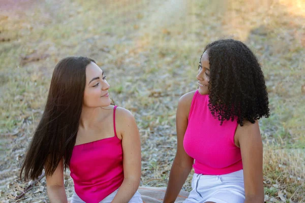 Multiethnische Tannen Verbringen Gemeinsam Einen Schönen Sommertag lizenzfreie Stockfotos