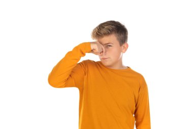 Beyaz arka planda turuncu tişörtlü bir genç. 