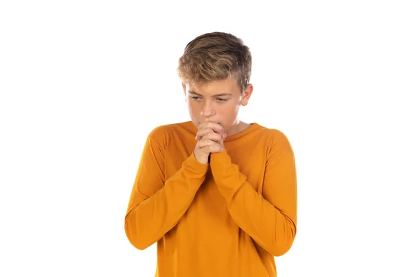 身穿橙色T恤的青少年在白色背景下祈祷 — 图库照片