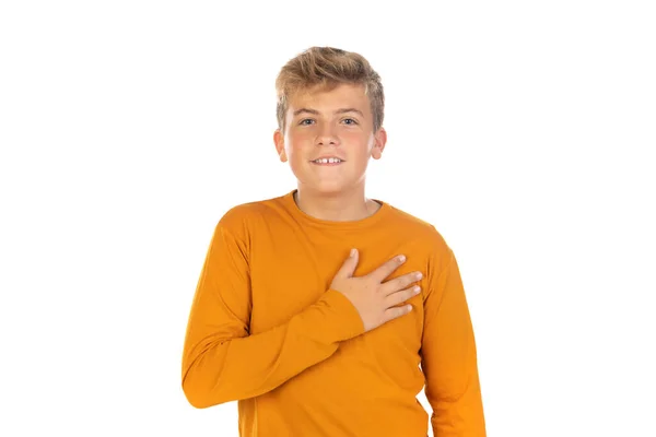 穿着橙色T恤的青少年 手放在心脏上 背景是白色的 — 图库照片