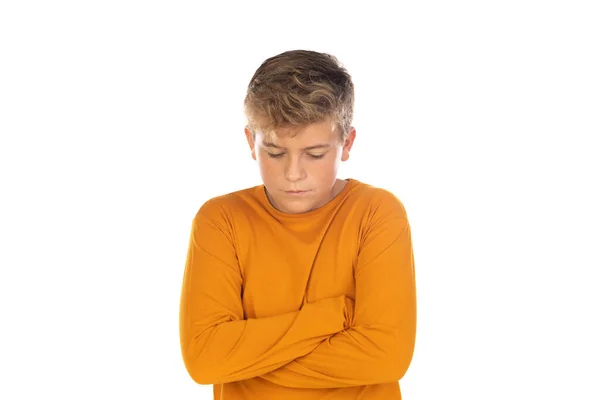 Beyaz Arka Planda Turuncu Tişörtlü Ciddi Bir Genç — Stok fotoğraf