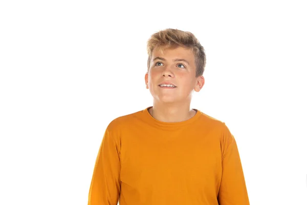 穿着白色背景的橙色T恤的多愁善感的青少年 — 图库照片
