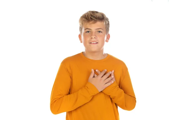 穿着橙色T恤的青少年 手放在心脏上 背景是白色的 — 图库照片