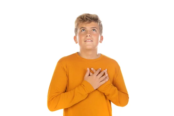 Nastolatek Pomarańczowej Koszulce Ręką Sercu Białym Tle — Zdjęcie stockowe
