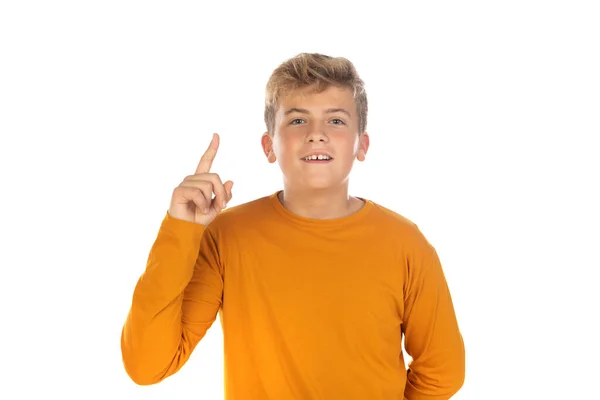 穿着白色背景的橙色T恤的青少年 — 图库照片
