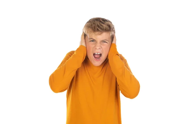 十代の若者たちでオレンジTシャツカバー彼の耳に白い背景 — ストック写真