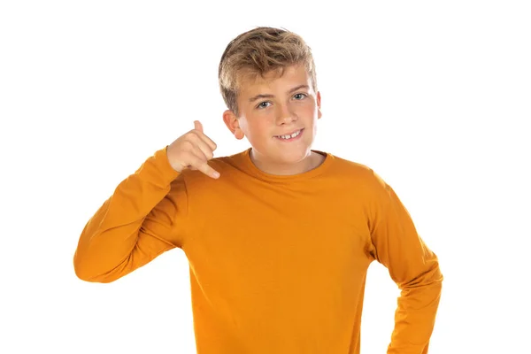 穿着白色背景的橙色T恤的青少年 — 图库照片