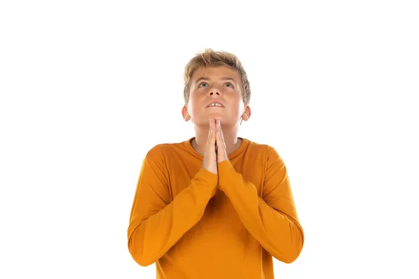 Turuncu Tişörtlü Genç Beyaz Arka Planda Dua Ediyor — Stok fotoğraf