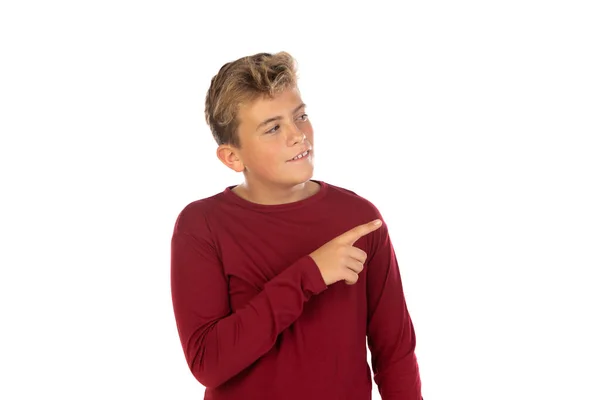 一个身披红色T恤 身披白色背景的金发男孩 — 图库照片