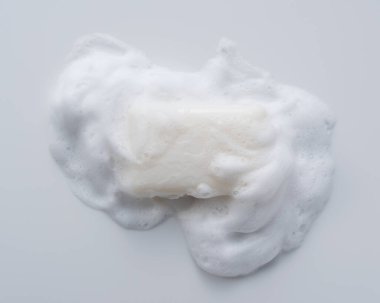 Beyaz arka planda köpüklü katı sabun. Doğrudan yukarıdan bakıldığında.