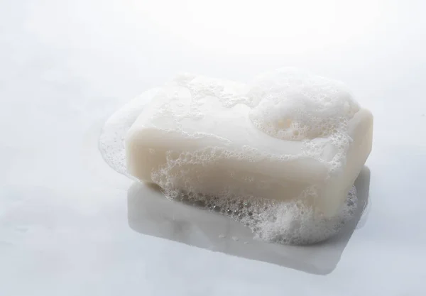 大理石の背景に泡を配置した固体石鹸 — ストック写真