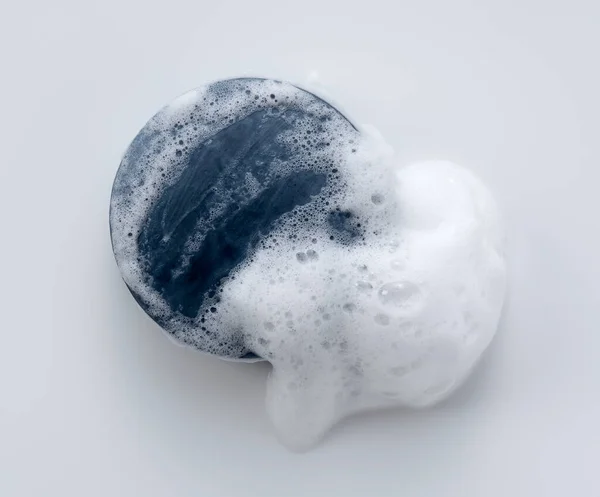 泡が白い背景に配置された固体石鹸 真上から見た場合 — ストック写真