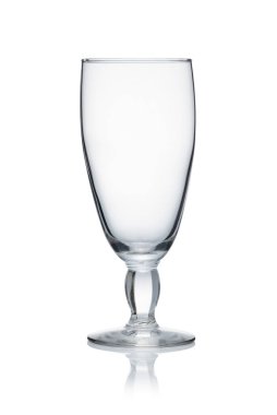 Beyaz arkaplanda boş şarap kadehi