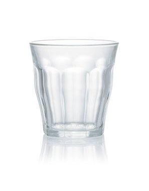 Beyaz arkaplanda boş bardak