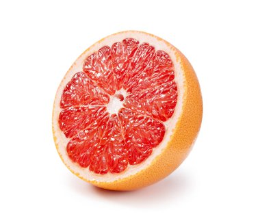 Beyaz arka plana yerleştirilmiş bir greyfurt..