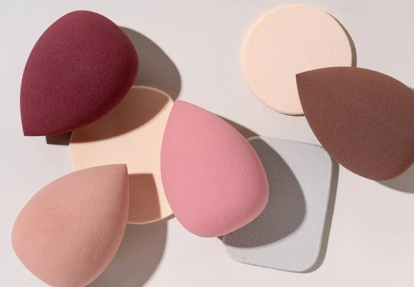 Múltiples Esponjas Maquillaje Forma Huevo Colocadas Sobre Fondo Beige Vista —  Fotos de Stock