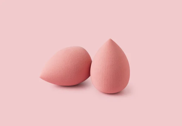 Múltiples Esponjas Maquillaje Forma Huevo Colocadas Sobre Fondo Rosa —  Fotos de Stock