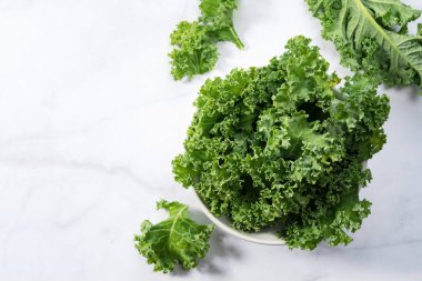 Mermer arka planda lahana var. kıvırcık lahana