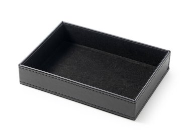 Beyaz arka planda siyah deri bir tepsi..