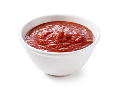 Beyaz arka planda beyaz bir kasede domates sosu.