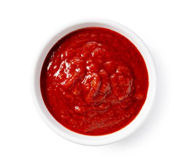 Beyaz arka planda beyaz bir kasede domates sosu. Doğrudan yukarıdan görüntüle.