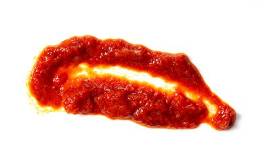 Beyaz arka planda domates sosu. Kazı. Sıçrattı. Doğrudan yukarıdan görüntüle.