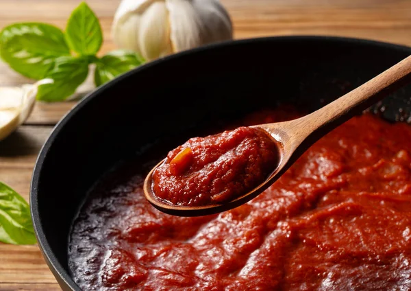 Skär Upp Tomatsåsen Pannan Med Sked Matlagningsscen Närbild Trä Bakgrund Stockbild