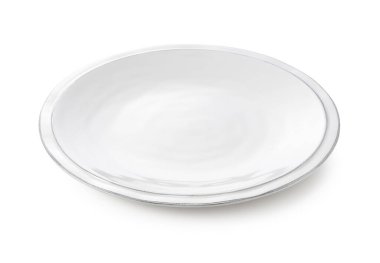 Beyaz arkaplana yerleştirilmiş beyaz bir seramik tabak. 