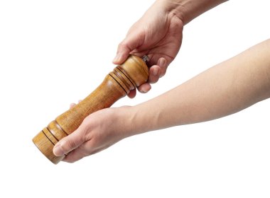 Erkeklerin elindeki ahşap biber değirmeni beyaz arka planda izole edilmiş..