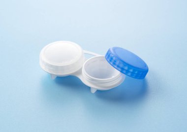 Mavi arkaplana konan kontak lenslerin durumu.