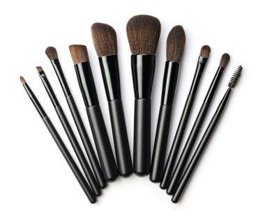 Beyaz arka planda izole edilmiş siyah makyaj fırçaları. Üst görünüm.