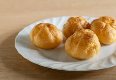 Kremalı kekler masada bir tabağa konur..