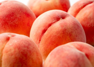 Japon şeftalileri beyaz arka plana yerleştirilmiş. Yakın plan..