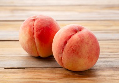 Ahşap arka planda Japon şeftalisi. Japon şeftalilerinin resmi.