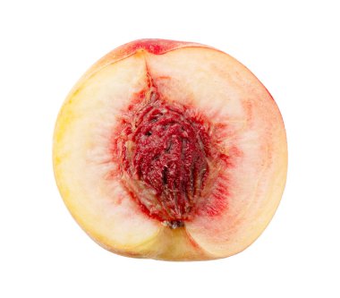 Japon şeftalileri beyaz arka planda kesilmiş. Çapraz. Dilimler.