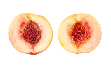 Japon şeftalileri beyaz arka planda kesilmiş. Çapraz. Dilimler.