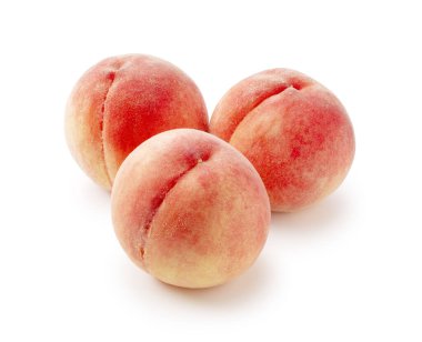 Japon şeftalileri beyaz arka plana yerleştirildi.