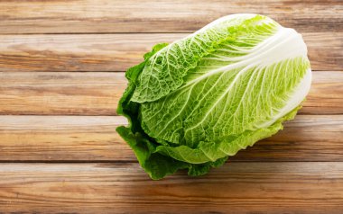 Taze Çin lahanası Tahta bir yüzeye yerleştirilmiş. Yukarıdan bak..