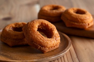 Taze çörek Tahta bir yüzeye yerleştirilmiş