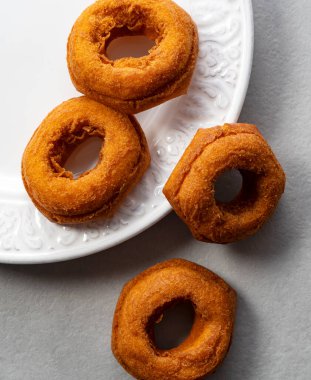 Beyaz Çanak 'a yerleştirilmiş Bir Çöreğin Üstten Çekimi